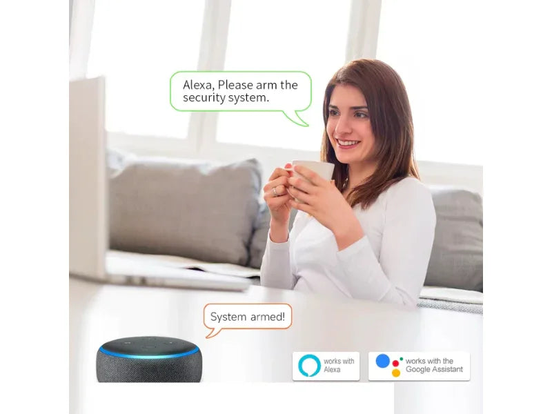 Kvinna i vardagsrum styr larmsystem med röst via smart högtalare, kompatibel med Alexa och Google Assistant.