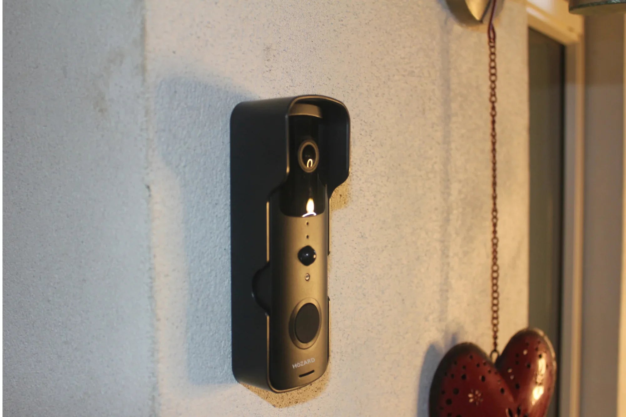 Smarta videodörrklocka med kamera monterad utomhus på husvägg nära fönster